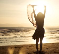 Frau im wehenden Wind