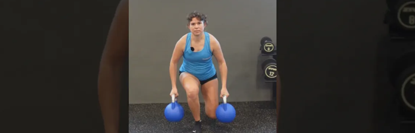 Walking lunges mit Kettle Ball für die dynamische Kräftigung nach Kreuzbandriss