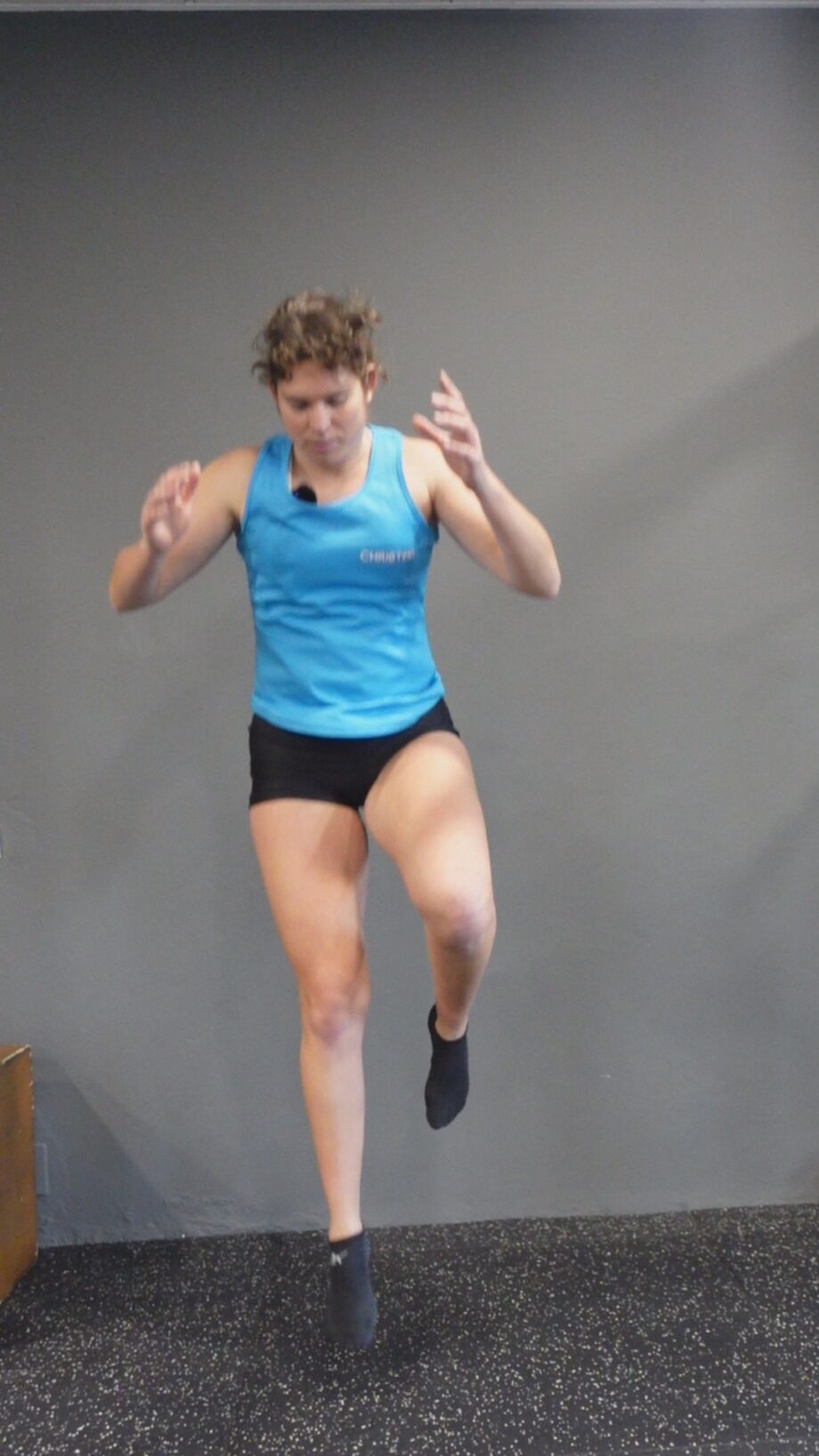 einbeiniges Sprungtraining nach Kreuzbandriss. Sportliche Frau, die einen Sprung ausführt.